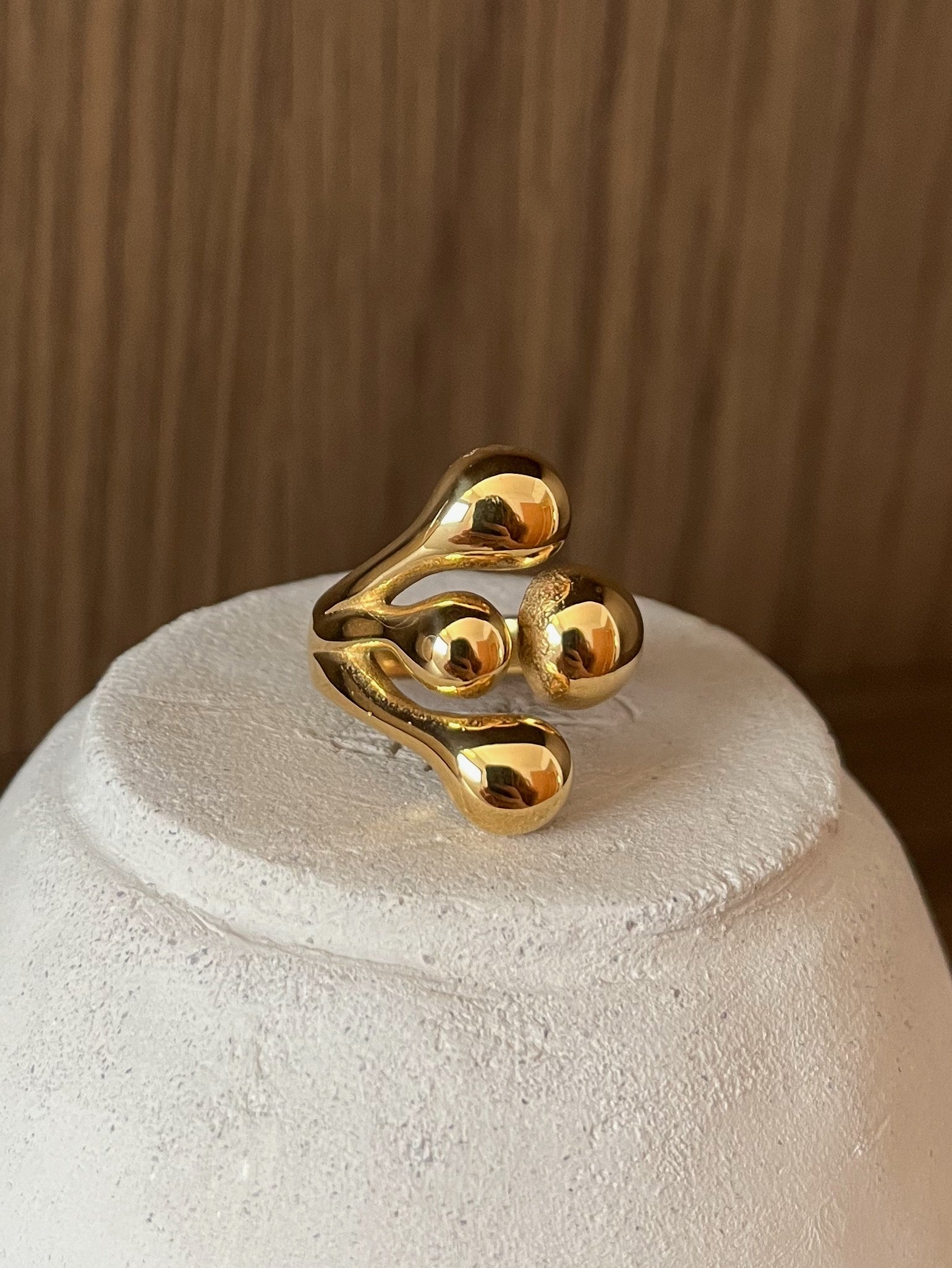 Abstart Rings Abstract wedding rings | Beachweddingtips.com