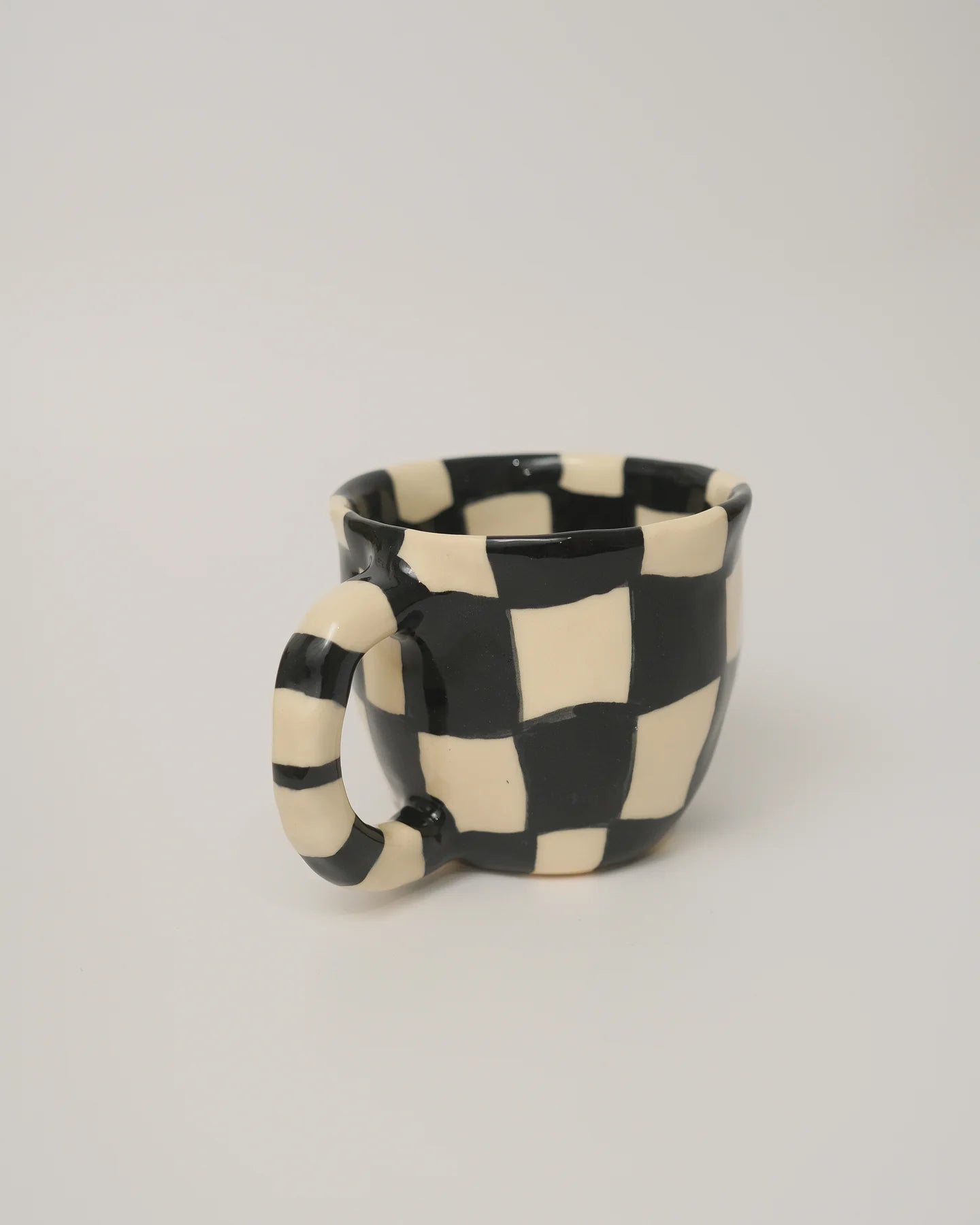 Rolanda Mug Black Wavy Checkered  by Conloque